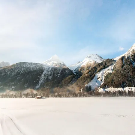 Comfortable In With Storage لانغنفلد